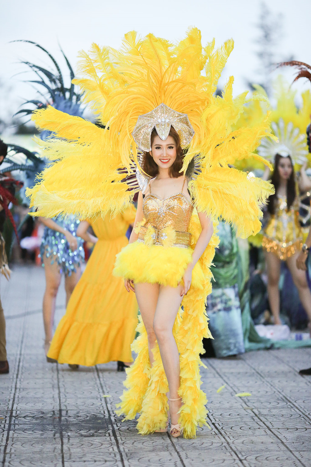 Dàn người mẫu mặc trang phục rực rỡ diễu hành trên đường phố